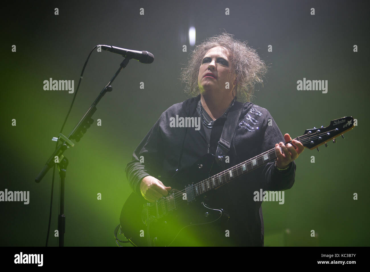 Le groupe de rock anglais The Cure effectue un concert live à Oslo Spektrum. Ici chanteur, auteur-compositeur et musicien Robert Smith est vu sur scène. La Norvège, 11/10 2016. Banque D'Images