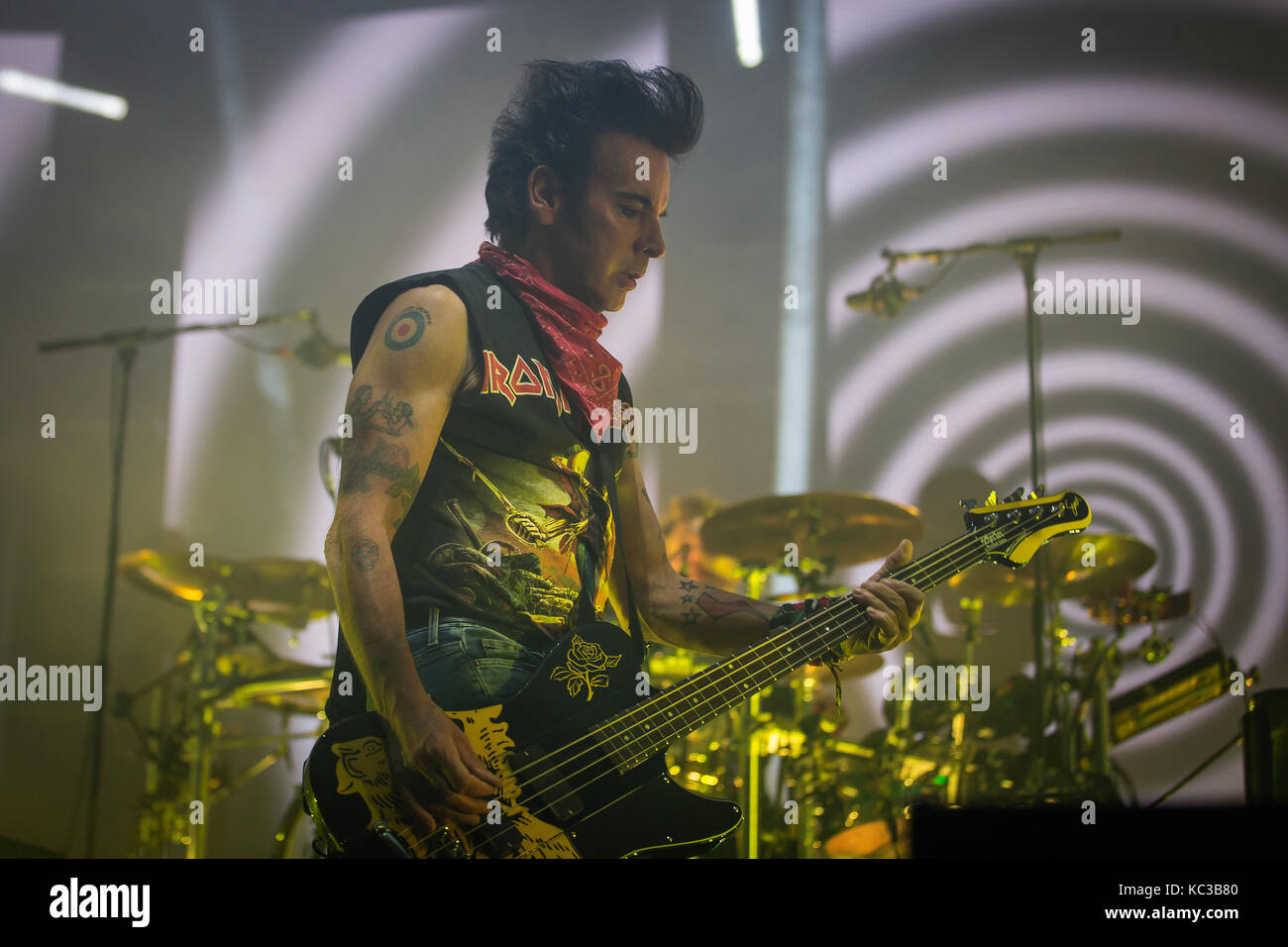 Le groupe de rock anglais The Cure effectue un concert live à Oslo Spektrum. Ici bassiste Simon Gallup est vu sur scène. La Norvège, 11/10 2016. Banque D'Images