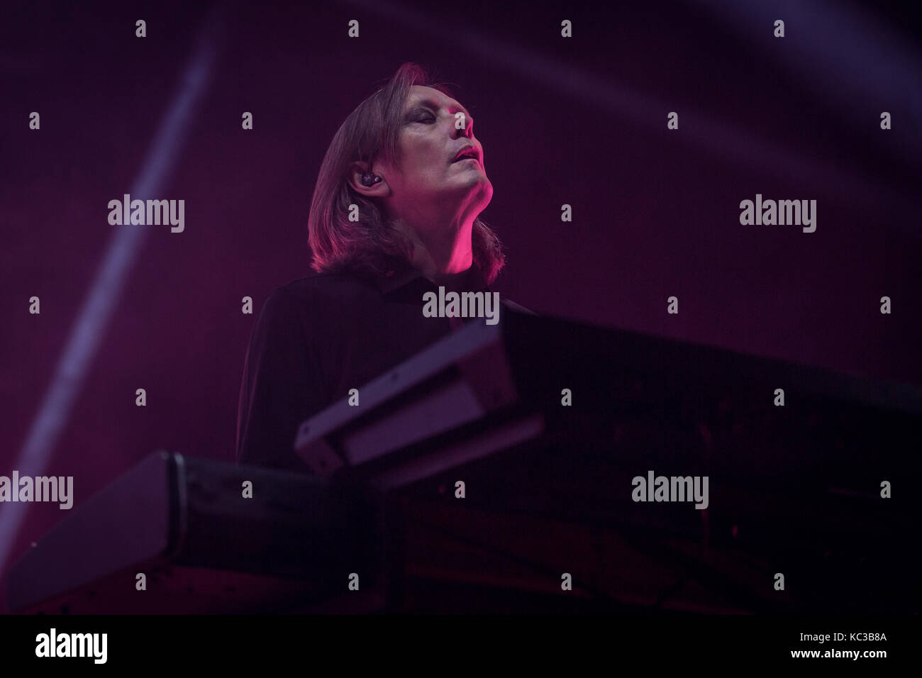 Le groupe de rock anglais The Cure effectue un concert live à Oslo Spektrum. Ici claviériste Roger O'Donnell est vu sur scène. La Norvège, 11/10 2016. Banque D'Images