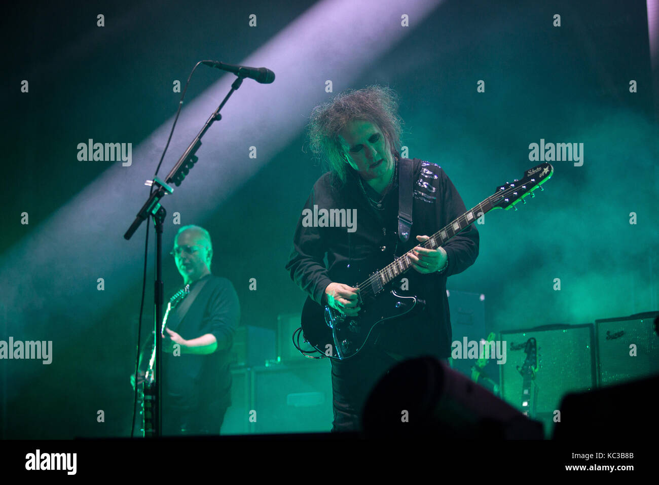 Le groupe de rock anglais The Cure effectue un concert live à Oslo Spektrum. Ici chanteur, auteur-compositeur et musicien Robert Smith est vu sur scène. La Norvège, 11/10 2016. Banque D'Images