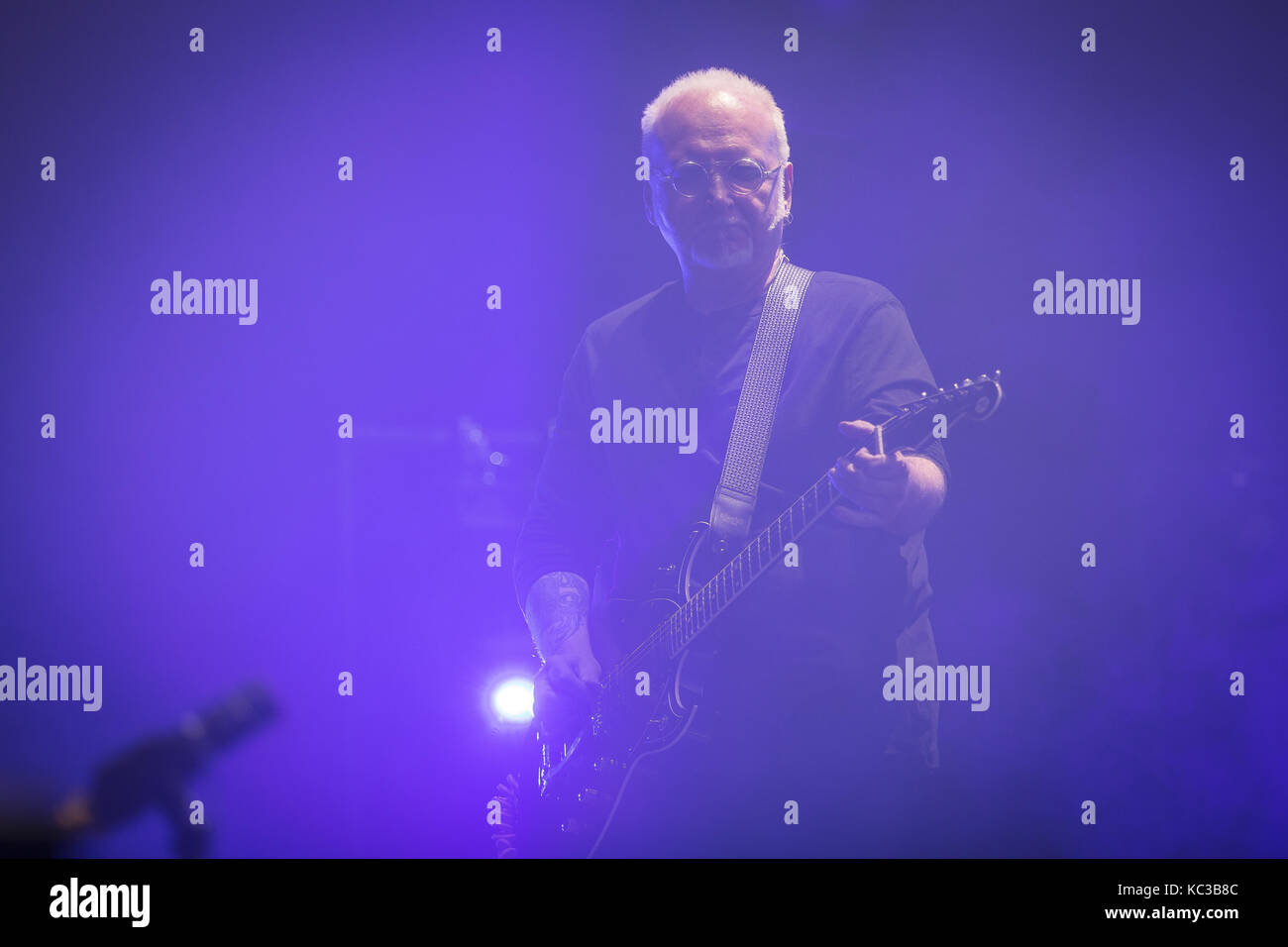 Le groupe de rock anglais The Cure effectue un concert live à Oslo Spektrum. Le guitariste Reeves Gabrels ici est vu sur scène. La Norvège, 11/10 2016. Banque D'Images