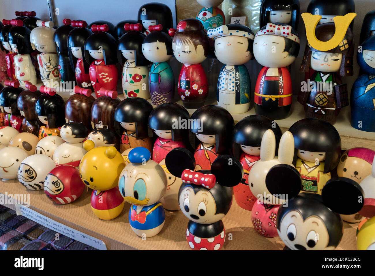 Kyoto - Japon, mai18, 2017 : poupées de kokeshi traditionnel en bois à vendre comme cadeaux ou souvenirs Banque D'Images