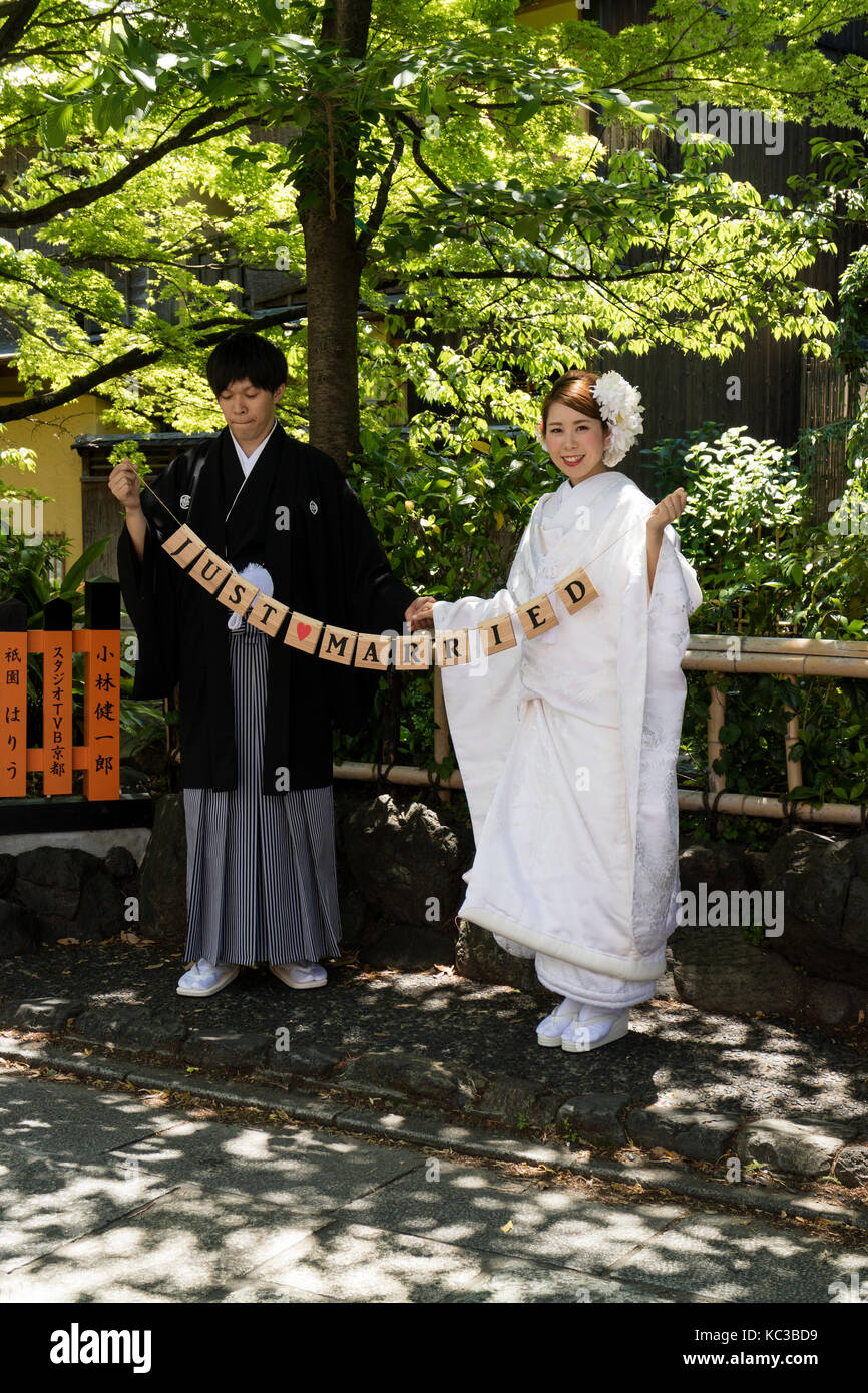 Kyoto, Japon - 18 mai 2017:tout couple marié en kimono sur un voyage à Kyoto sont posant pour une photo Banque D'Images