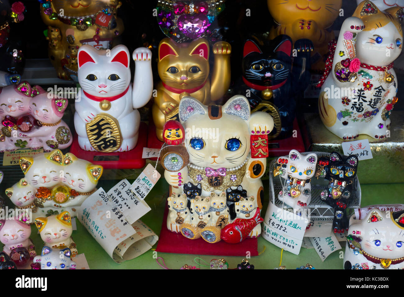 Kyoto, Japon - 18 mai 2017 : variété de manekineko traditionnel, lucky cats comme souvenir ou cadeau Banque D'Images