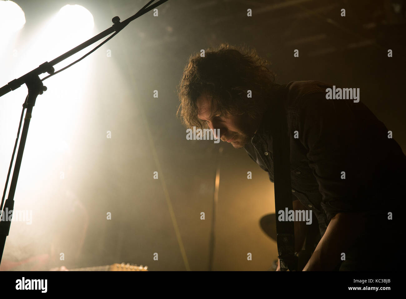 Le groupe de rock noise norvégien sten ove toft effectue un concert live à kvarteret à Bergen. Ici le chanteur et guitariste richard myklebust est représenté sur scène. la Norvège, 28/03 2015. Banque D'Images