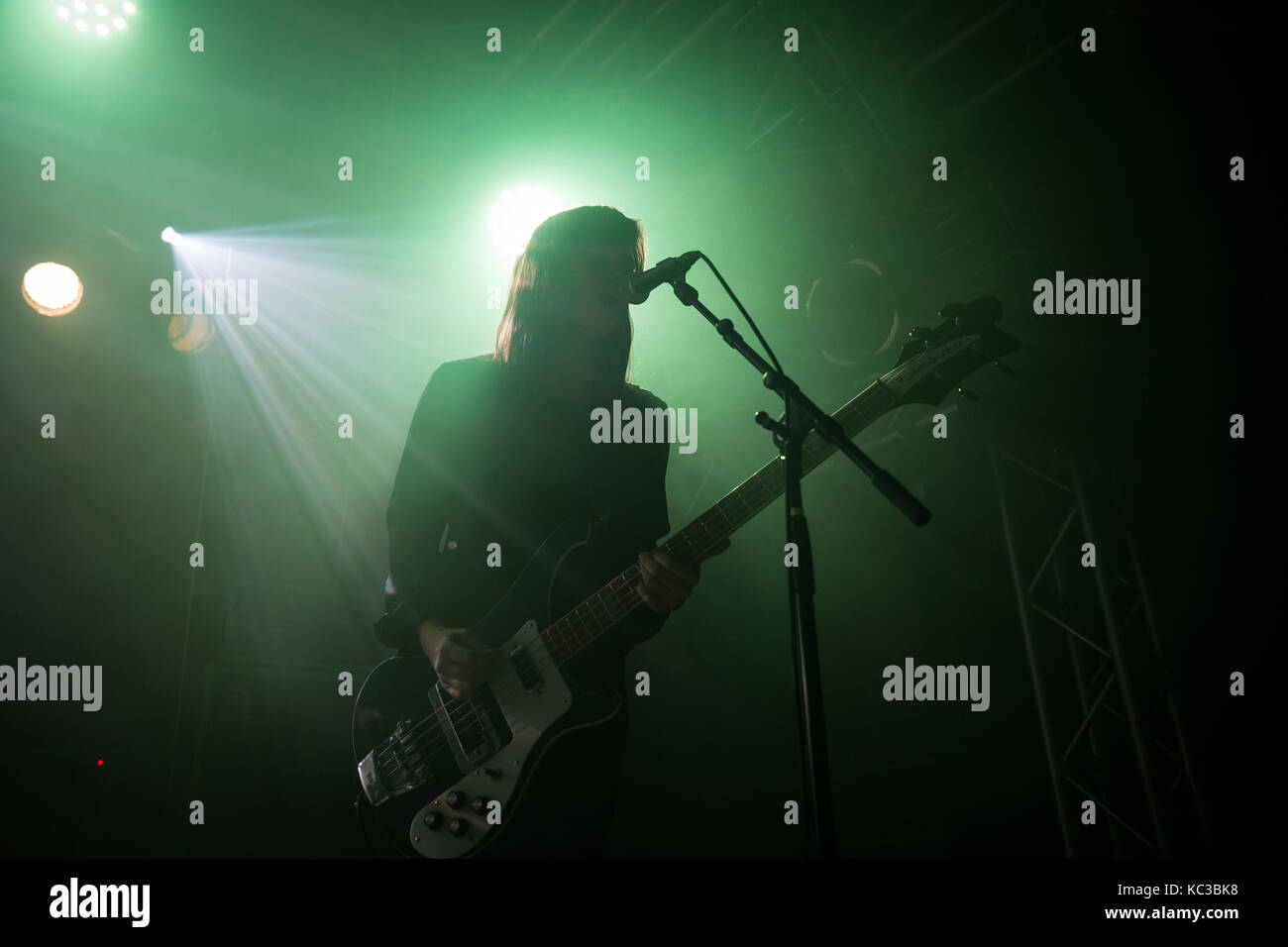 Le groupe de rock noise norvégien sten ove toft effectue un concert live à kvarteret à Bergen. ici musicien et bassiste linn frøkedal est représenté sur scène. la Norvège, 28/03 2015. Banque D'Images