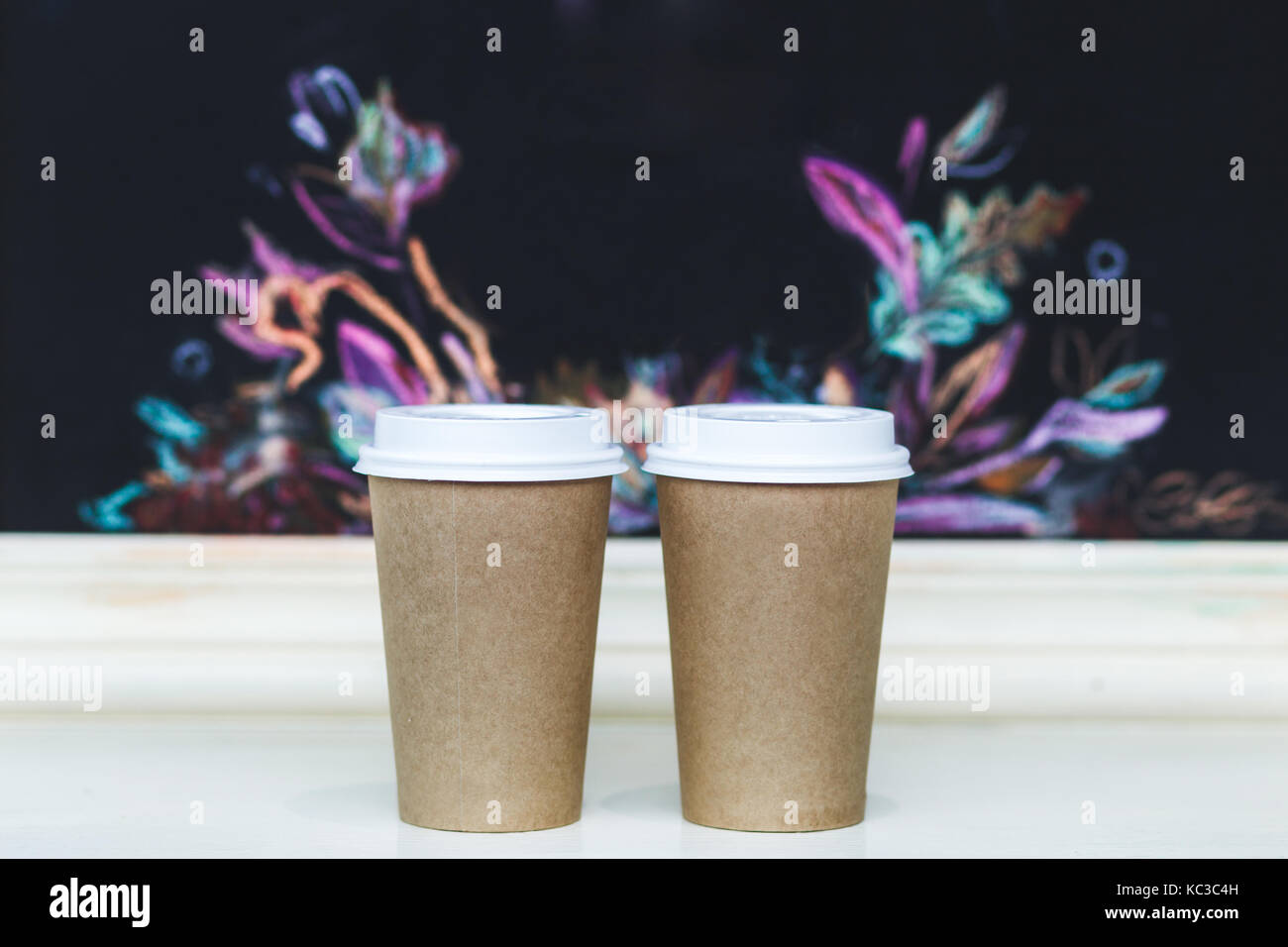 Deux tasses en carton à l'aide au bar avec motif d'automne Banque D'Images