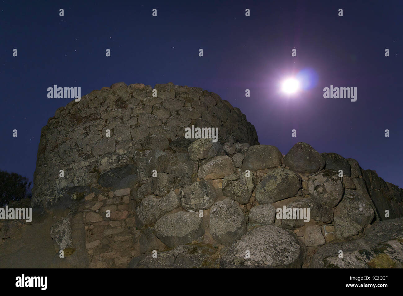 Vue d'un nuraghe nitght la prisgiona Banque D'Images