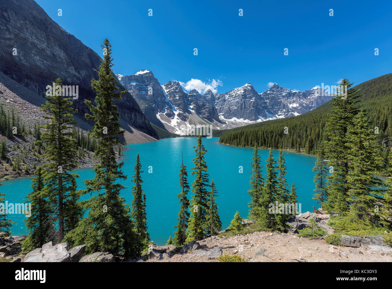 Le lac Moraine avec de l'eau turquoise et des pics couverts de neige dans le parc national de Banff, Canada Banque D'Images