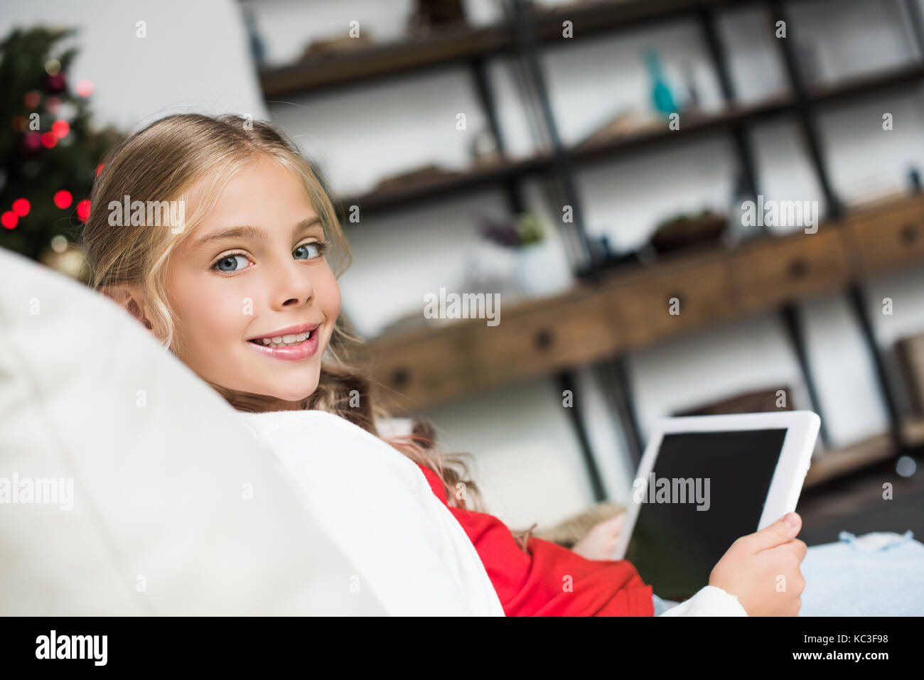 Enfant using digital tablet Banque D'Images