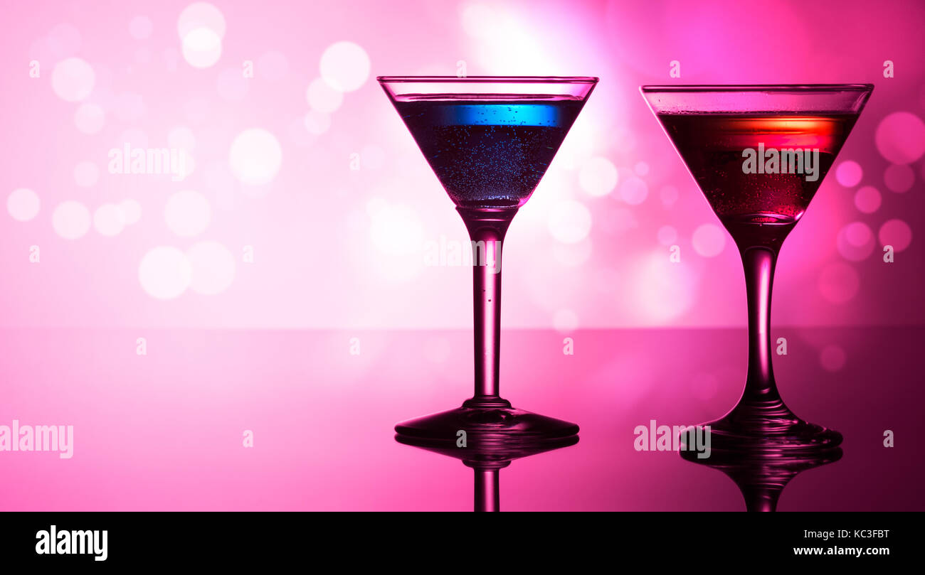 Des cocktails colorés on reflective haut, avec l'arrière-plan flou Banque D'Images