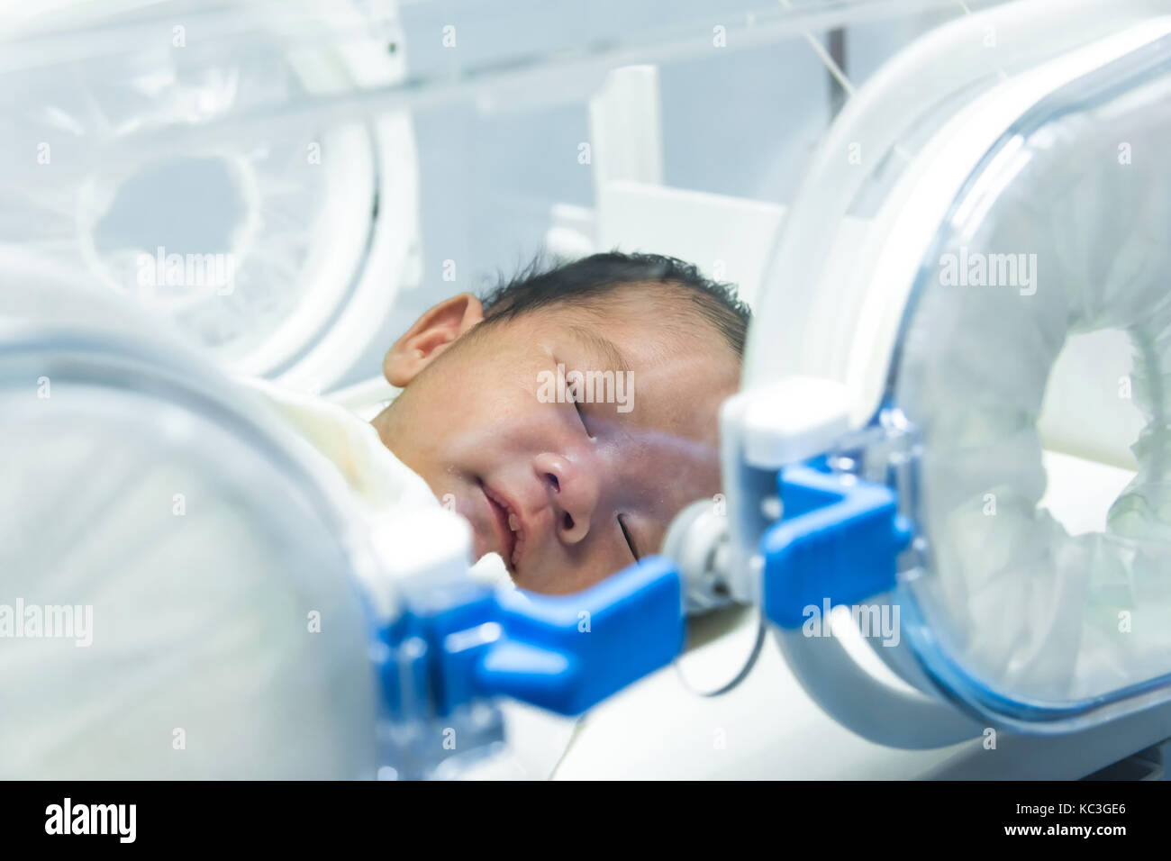 Dans la machine de l'incubateur de maintenir un environnement sain pour les nouveau-nés prématurés malades de soins néonatals intensifs. Banque D'Images