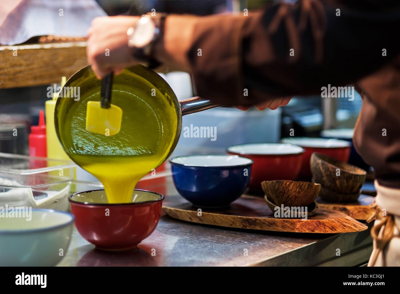 Man cooking délicieux soupe orange ou sauces. Banque D'Images