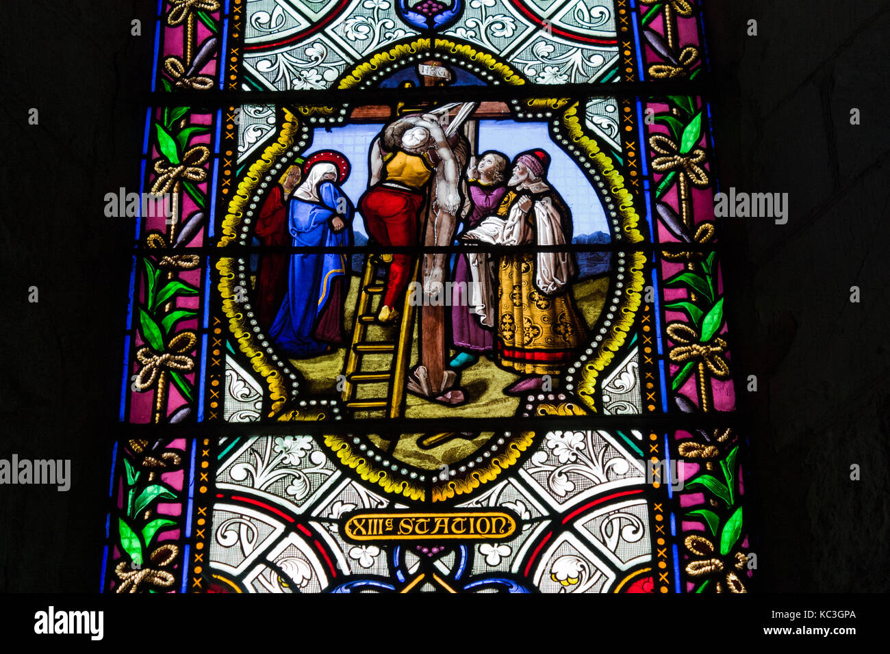 Vitrail représentant le 13e gare de la croix - Jésus étant enlevé de la croix - église à les Andelys, Normandie, France Banque D'Images