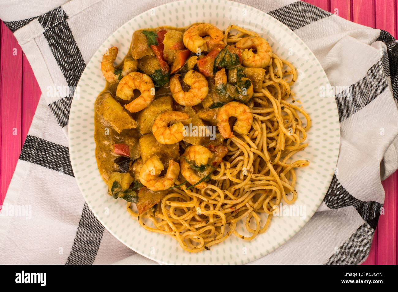 Sri Lanka king style gambas au curry avec des nouilles assis sur une serviette contre un fond de bois de rose Banque D'Images