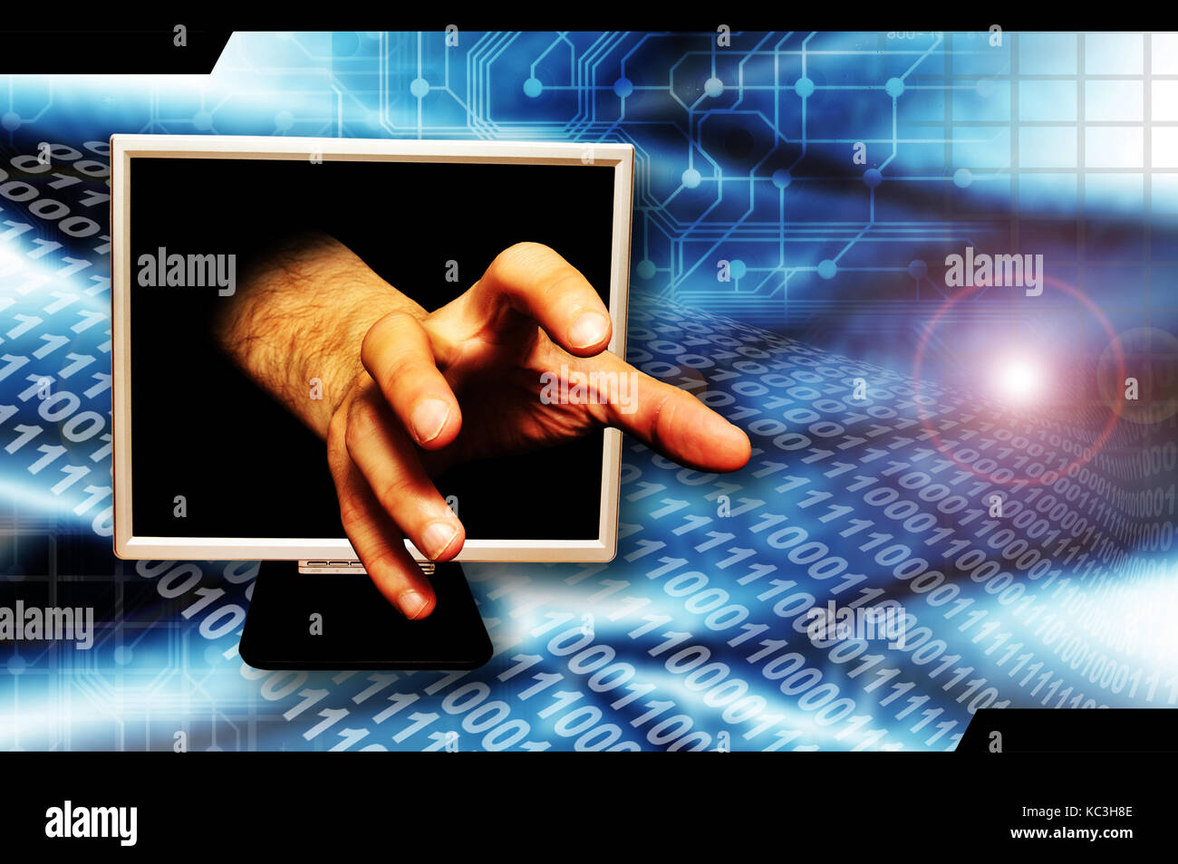La main des hommes qui sortent de l'écran d'un ordinateur, dans un geste saisissant, le vol d'identité et de la criminalité sur internet concept Banque D'Images