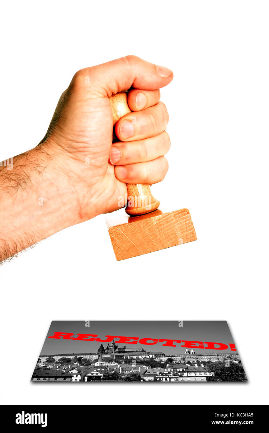 L'estampage à la main une photo avec le rejet stamp Banque D'Images