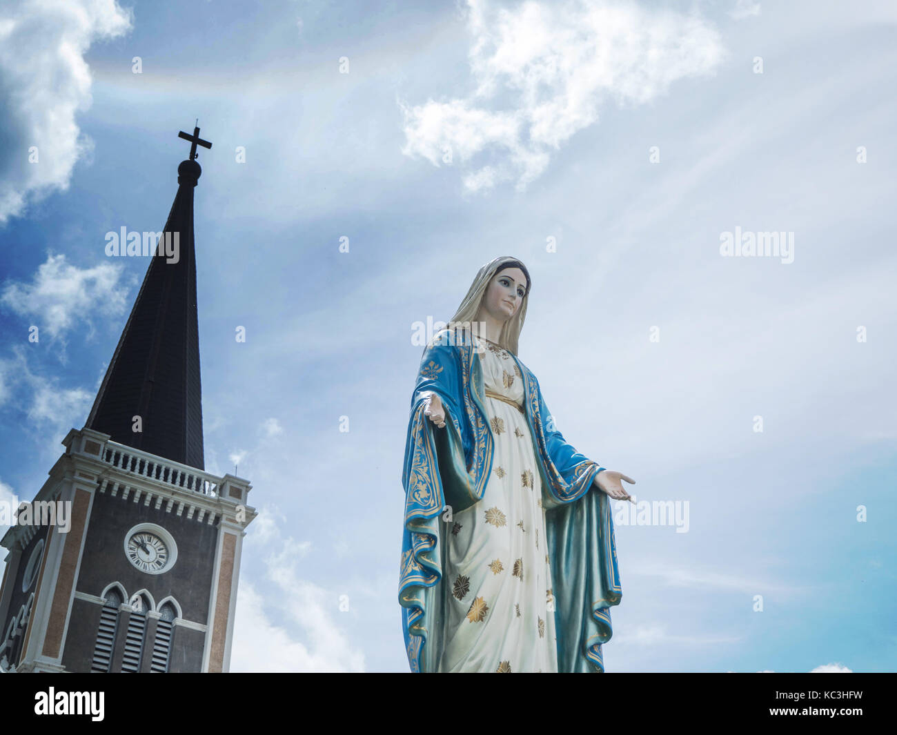 La Bienheureuse Vierge Marie Statue Fond De Ciel Bleu Et Derriere La Vierge Marie Il Y A Des Temples Et Des Croix Sur Le Ciel Il Y A Halo Solaire Photo Stock