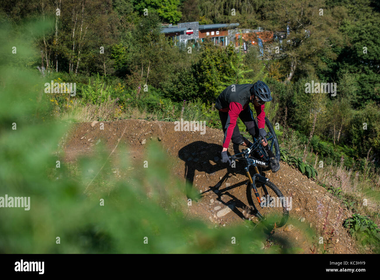 Un vélo de montagne monte un sentier au Bikepark de galles près de Merthyr Tydfil. Banque D'Images
