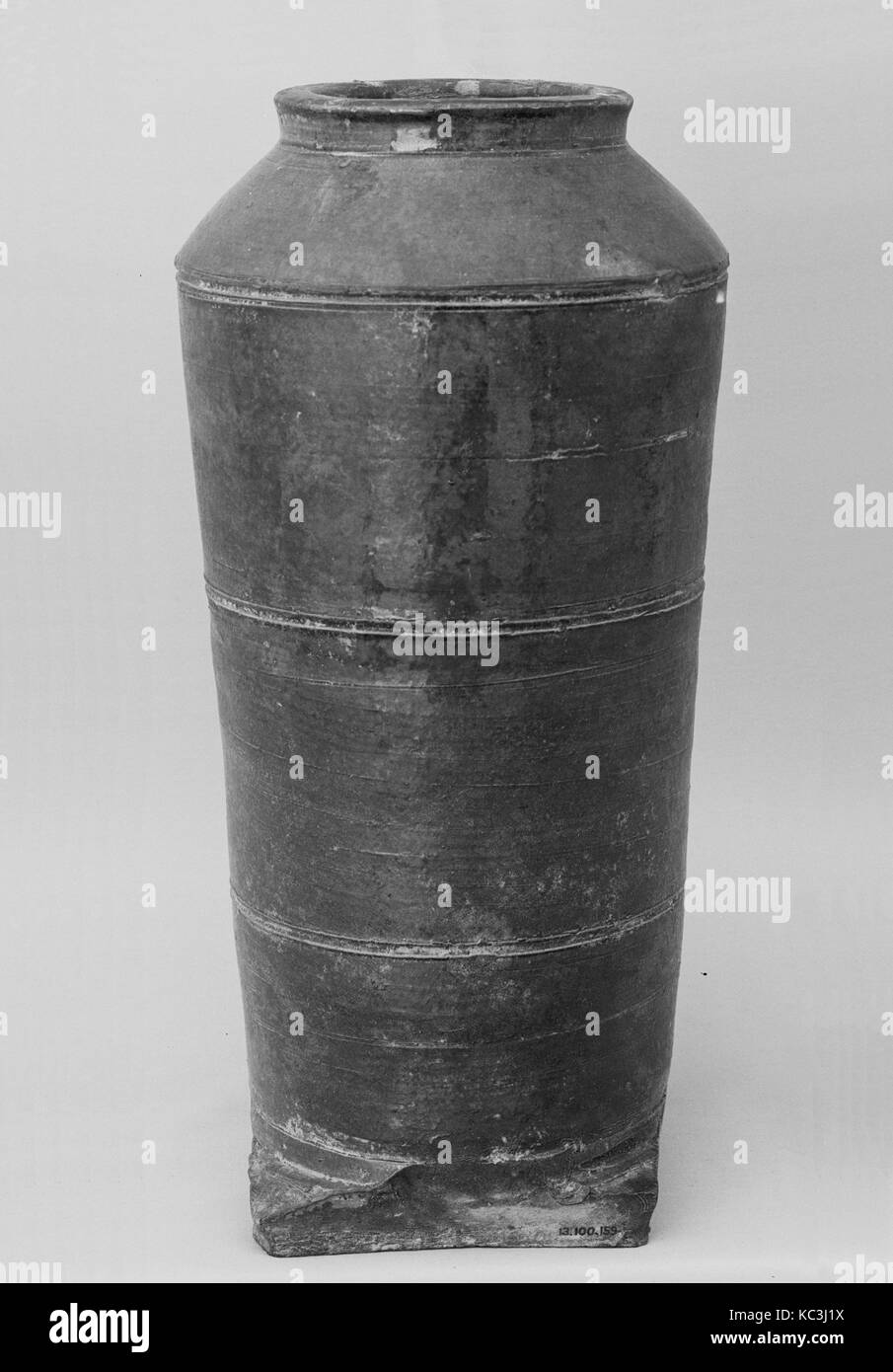 L'Urne funéraire, de la dynastie des Han (206 av. J.-A.D. 220), de la Chine, de l'argile, H. 12 1/2 in. (31,8 cm) ; Diam. 3 7/8 in. (9,8 cm), Céramique Banque D'Images
