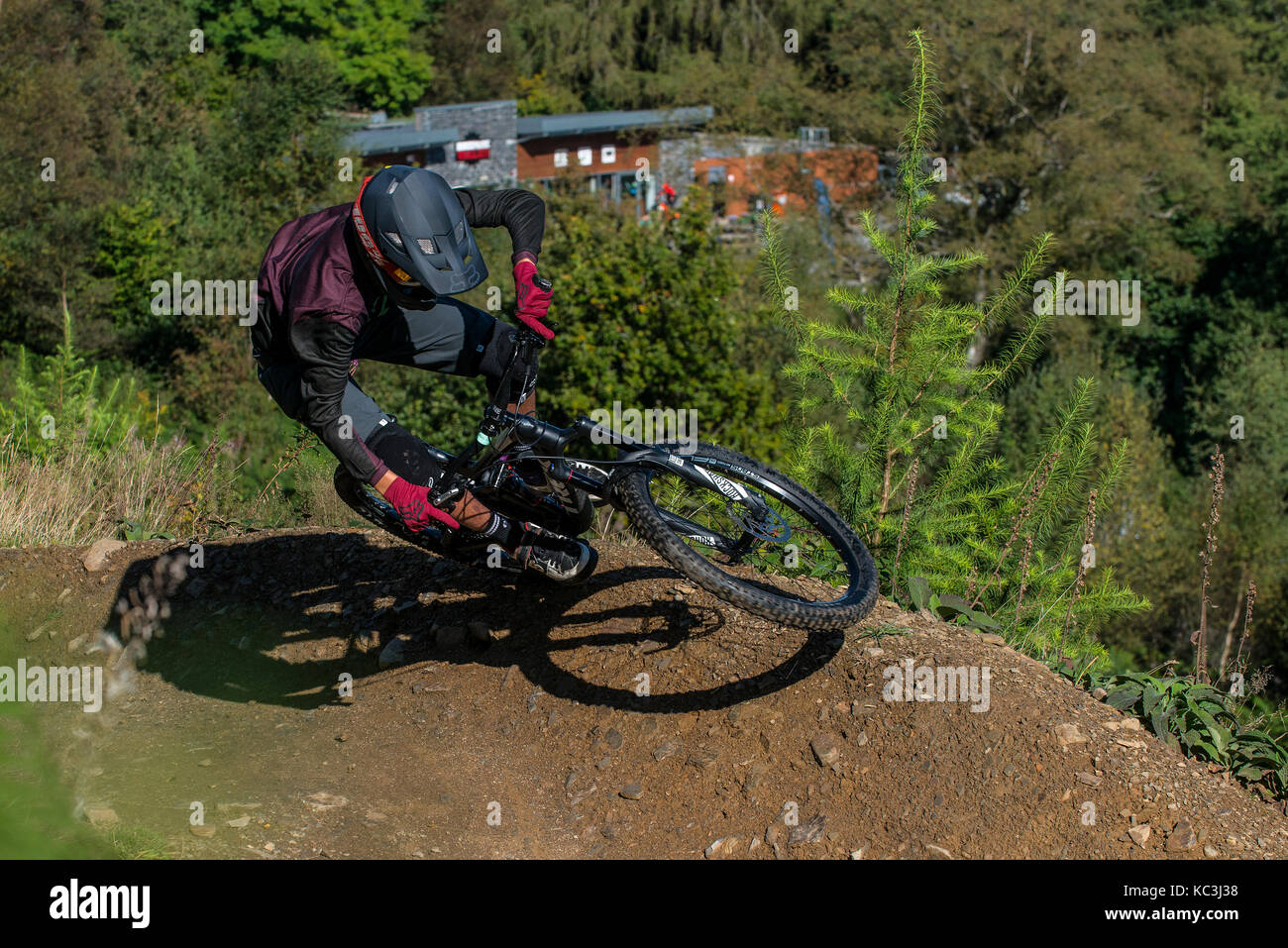 Un vélo de montagne monte un sentier au Bikepark de galles près de Merthyr Tydfil. Banque D'Images