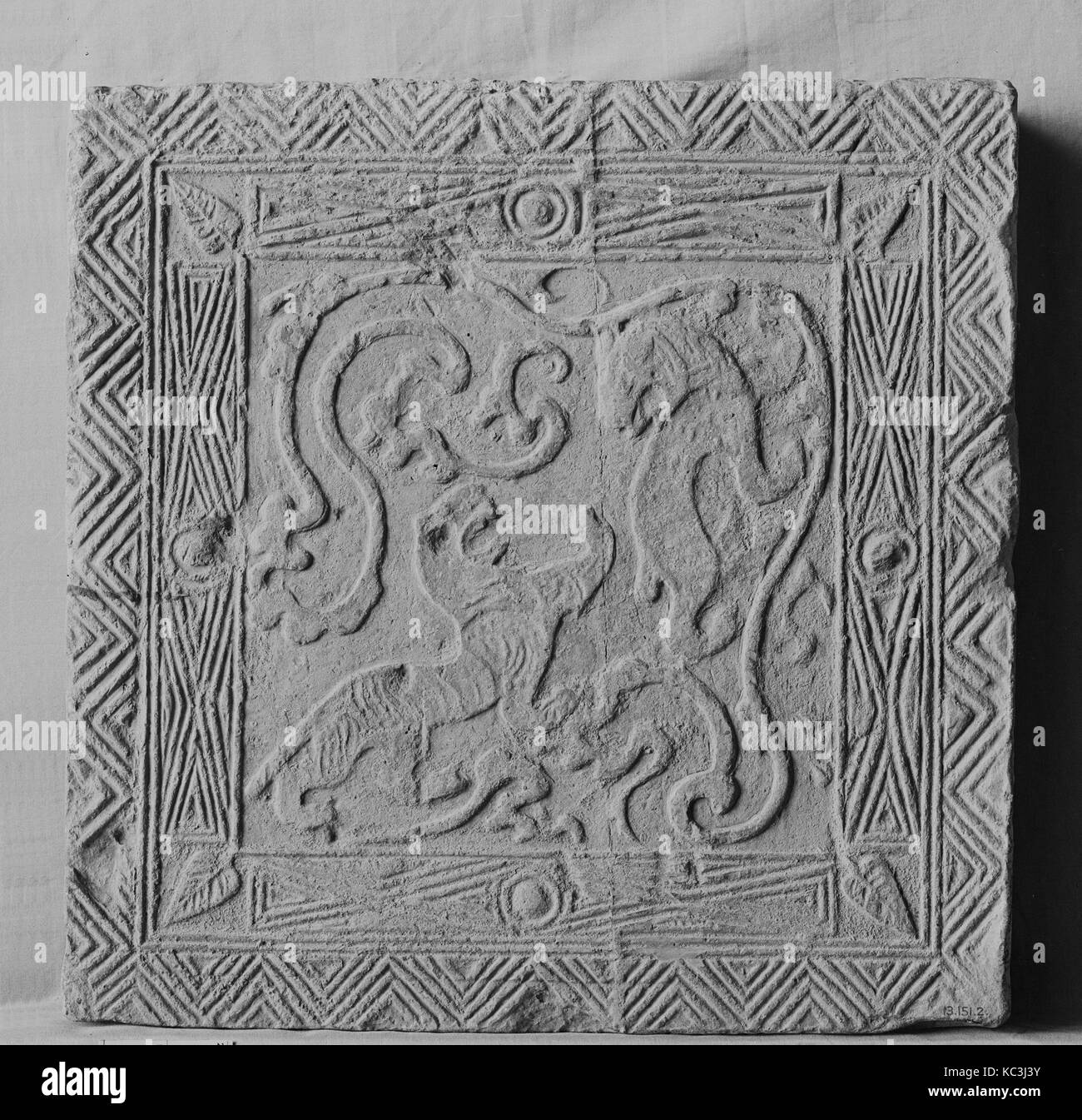 Mosaïque murale, de la dynastie des Han (206 av. J.-A.D. 220), la Chine, terre cuite, H. 15 3/8 in. (39,1 cm) ; W. 15 1/16 in. (38,2 cm), Céramique Banque D'Images