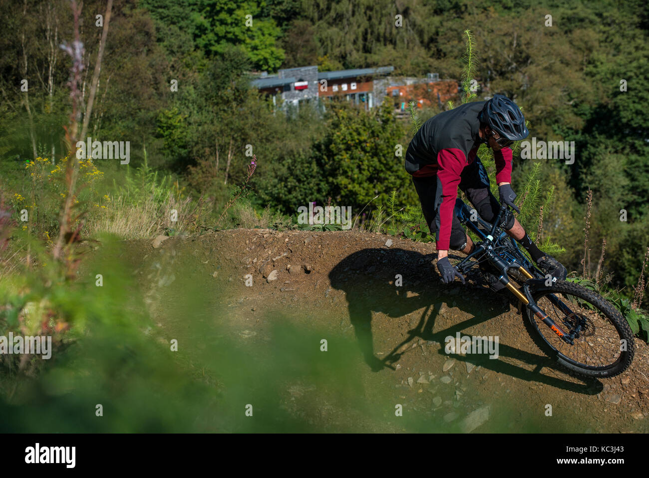 Un vélo de montagne monte un sentier au Bikepark de galles près de Merthyr Tydfil. Banque D'Images