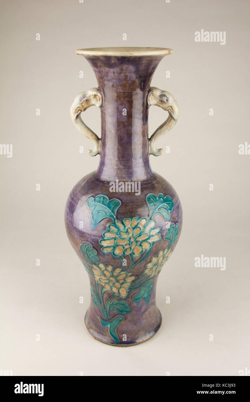 Vase, dynastie Ming (1368-1644), de la Chine, de la Poterie, H. 19. (48,3 cm), Céramique Banque D'Images