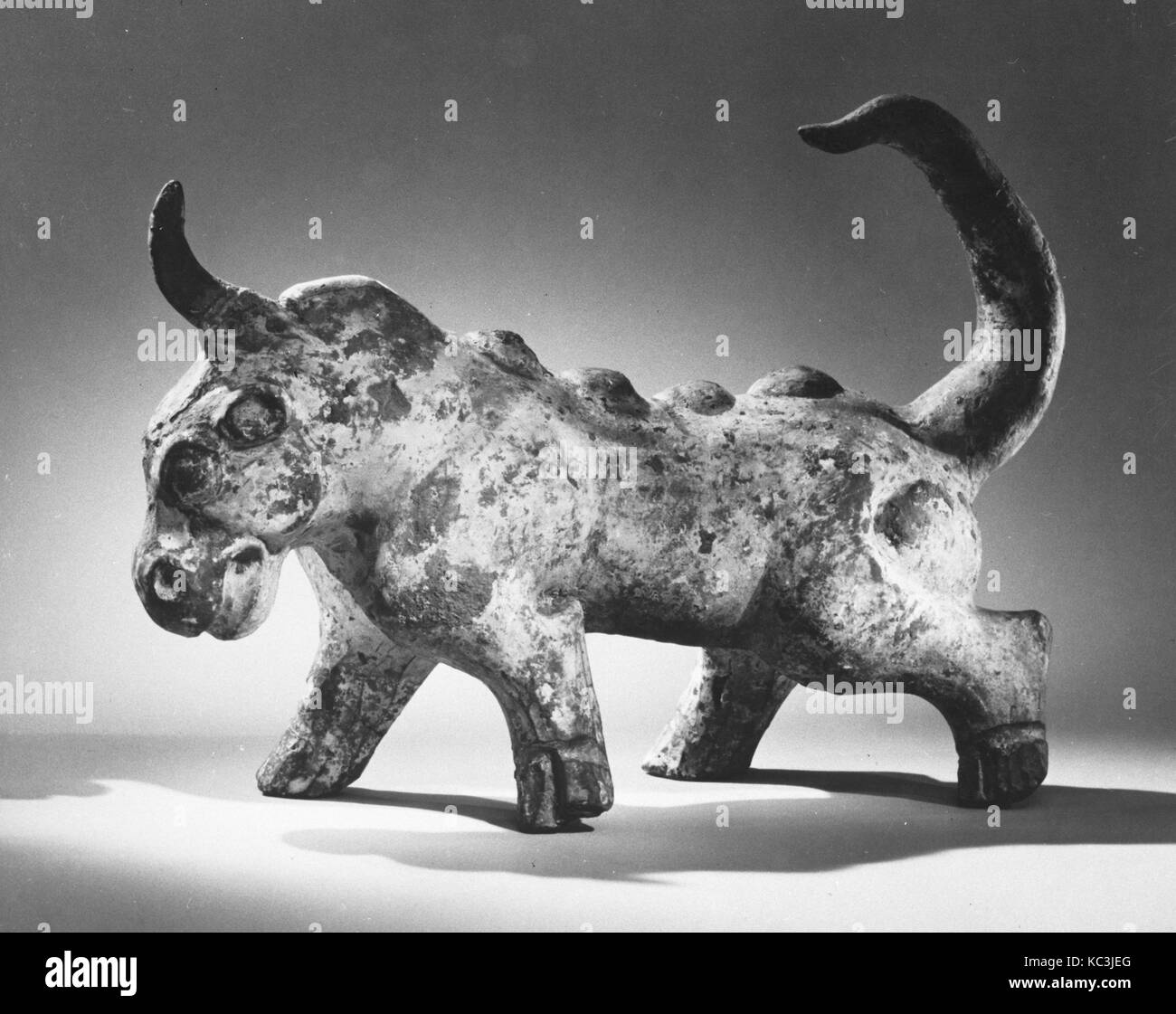 La figure d'un rhinocéros, dynastie des Han (206 av. J.-A.D. 220) ou des Six Dynasties (220-589), de la Chine, de la Poterie, H. 8 1/2 in. (21,6 cm) ; W. 3 Banque D'Images