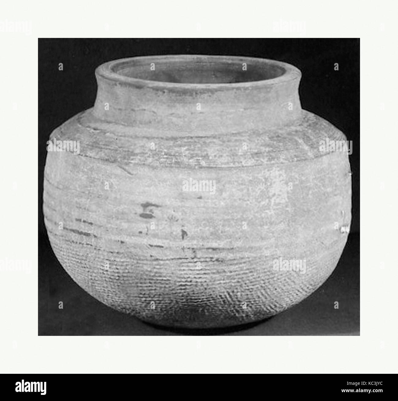 Jar, dynastie Zhou de l'Est (770-256 av. J.-C.), la Chine, gris faïence, H. 8 3/4 in. (22,2 cm), Céramique Banque D'Images