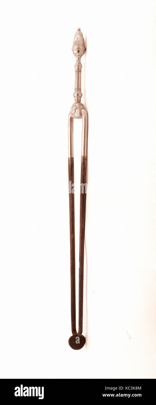 Pinces de feu, 1770-1830, probablement fabriqué en United States, American, laiton, fer, H. 28 3/4 in. (73 cm), en métal Banque D'Images