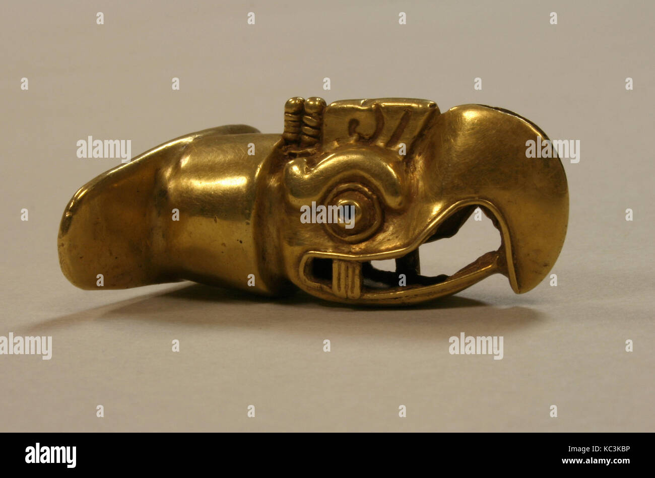 Labret, Eagle Head, 14e-début du 16e siècle, le Mexique, la Méso-Amérique, Aztec, d'or, H. 5/8 x 1 1/4 in. W. (1,6 x 3,2 cm), en métal Banque D'Images