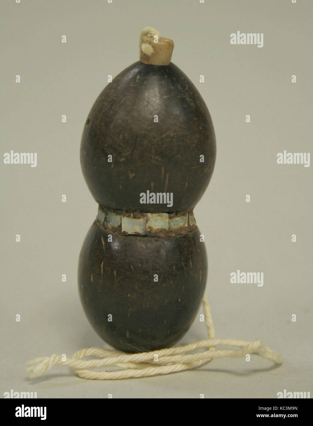 Contenant de la chaux, 6ème 10ème siècle, le Pérou, Wari( ?), bois, coton, shell Hauteur : 2 3/8''. (6 cm), Wood-Containers Banque D'Images