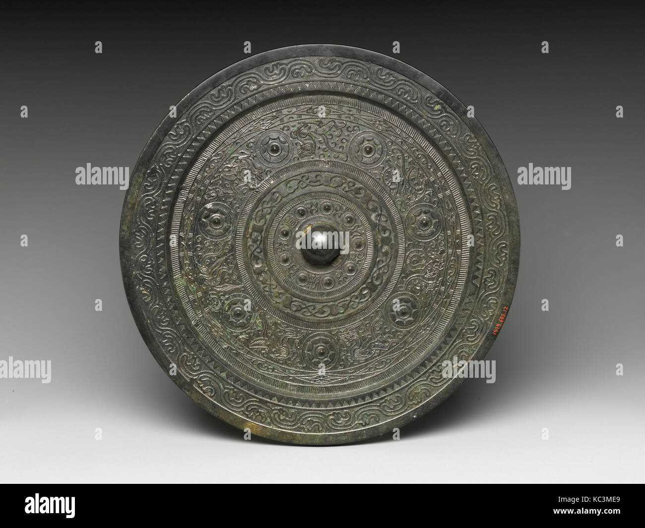 東漢 神獸紋青銅鏡 avec miroir, animaux fantastiques, de la dynastie des Han de l'Est (25-220), Chine, Bronze, diam. 9 1/4 in. (23,5 cm), Miroirs Banque D'Images