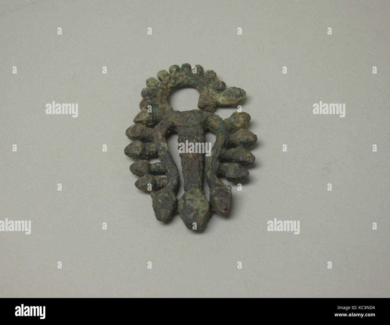 L'un d'une paire de pendants d'oreille, le bronze et l'âge du Fer, période de 500 av. J.-A.D. 300, du Vietnam (Nord) ou l'Indonésie (Sumatra), Bronze, H Banque D'Images