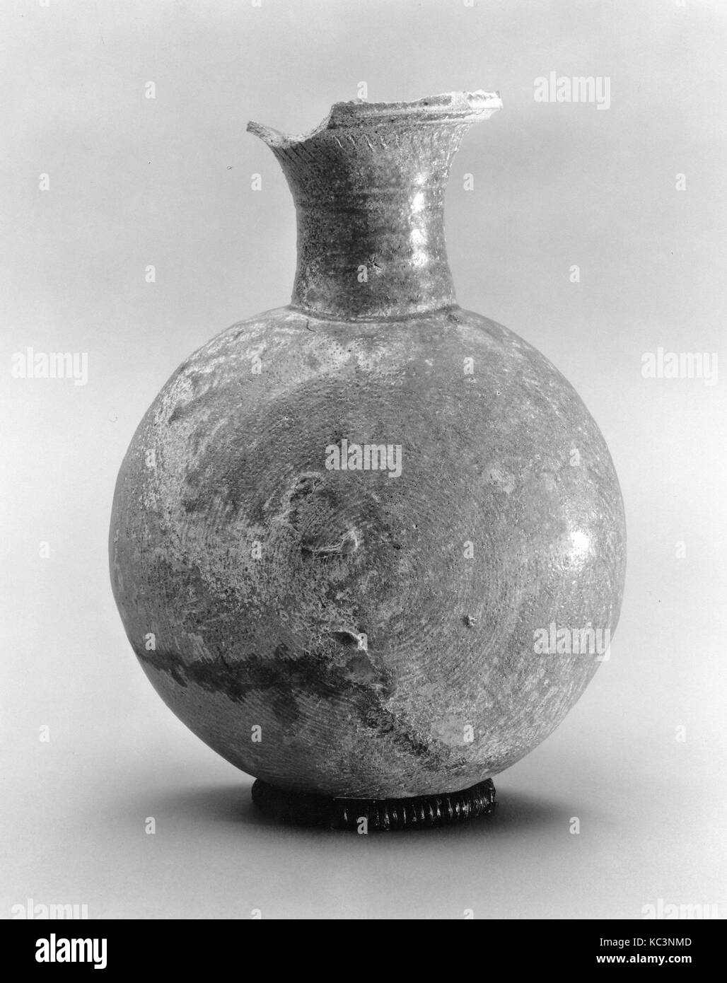 Flacon, Début de la période Nara (646-710), Japon, Sue ware ; grès avec Frêne naturel glaze, H. 10 1/2 in. (26,7 cm) ; W. 7 1/2 in. (19 Banque D'Images