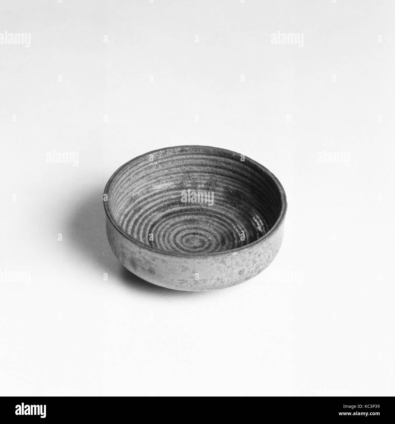 Bol (YU), l'Est de dynastie Zhou (770-256 av. J.-C.), ca. 7ème 5ème siècle avant J.-C., de la Chine, près de grès brun-olive avec glaçure, diam. 3 Banque D'Images