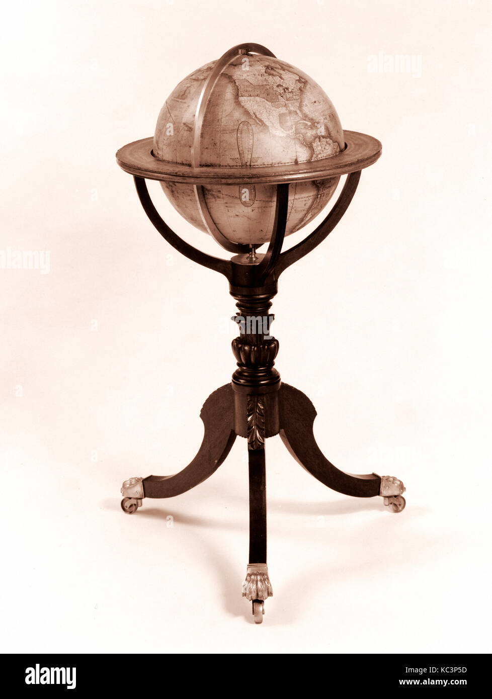 Globe terrestre, 1828, Made in Albany, New York, United States, American, acajou, plâtre, papier, laiton, H. 35. (88,9 cm Banque D'Images