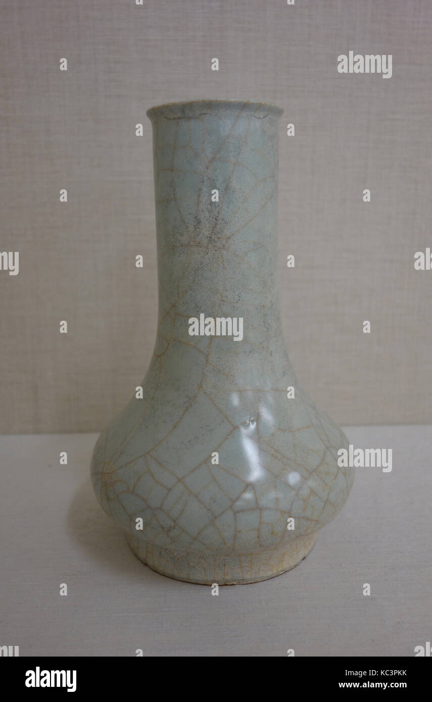 官窯 青瓷直頸瓶 南宋, vase, dynastie des Song du Sud (1127-1279), 12e-13e siècle, la Chine, Grès avec glaçure bleu craquelé (Guan ware Banque D'Images