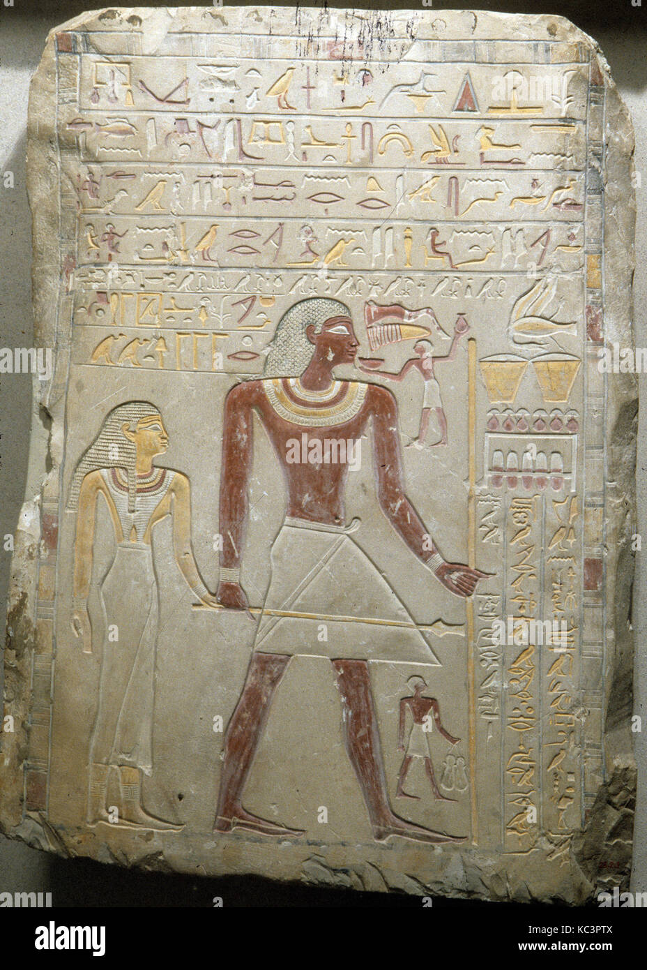 La stèle funéraire de la Gendarmerie royale d'Indi et sa femme, la prêtresse d'Hathor de Mutmuti Thinis, ca. 2100-2090 av. Banque D'Images