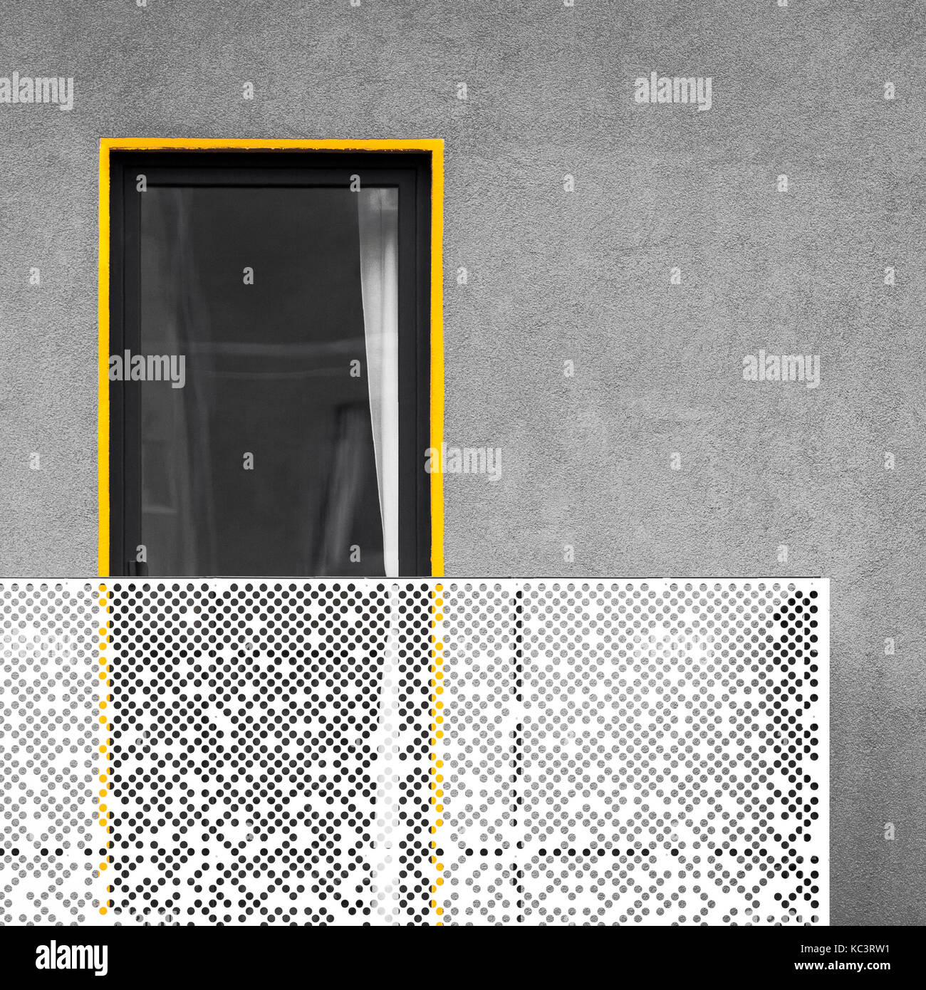 Résumé L'architecture moderne avec balcon et fenêtre. photo en noir et blanc avec du jaune détail standing out Banque D'Images