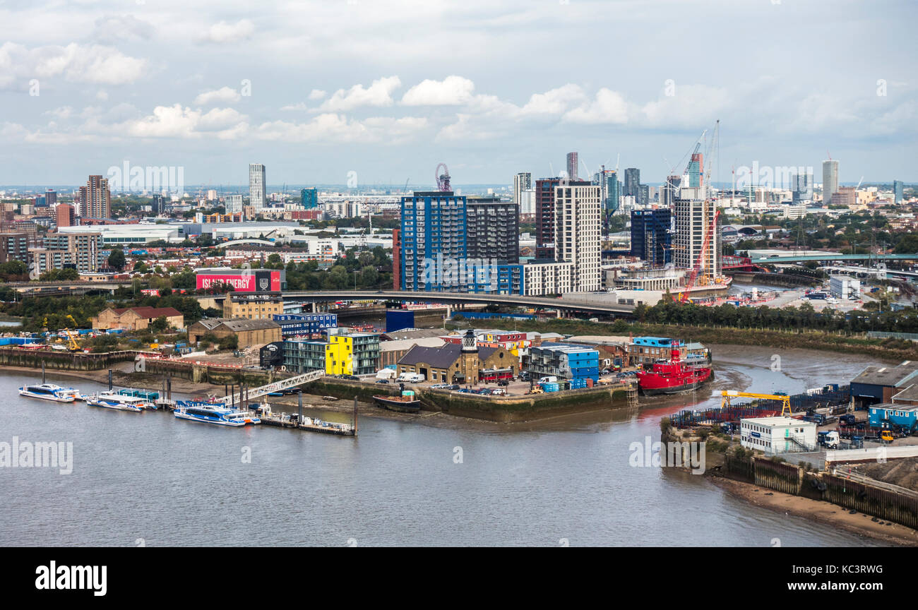 Vue de dessus de l'estuaire du ruisseau Bow, qui sépare l'Est de Londres les quartiers de Newham et Tower Hamlets. Angleterre, Royaume-Uni. Banque D'Images