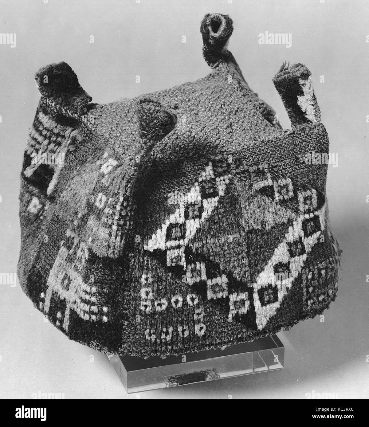 Four-Cornered Hat, 7ème 10ème siècle, le Pérou, Wari, les cheveux des camélidés, diamètre 3-15/16 in., Textiles-Costumes Banque D'Images