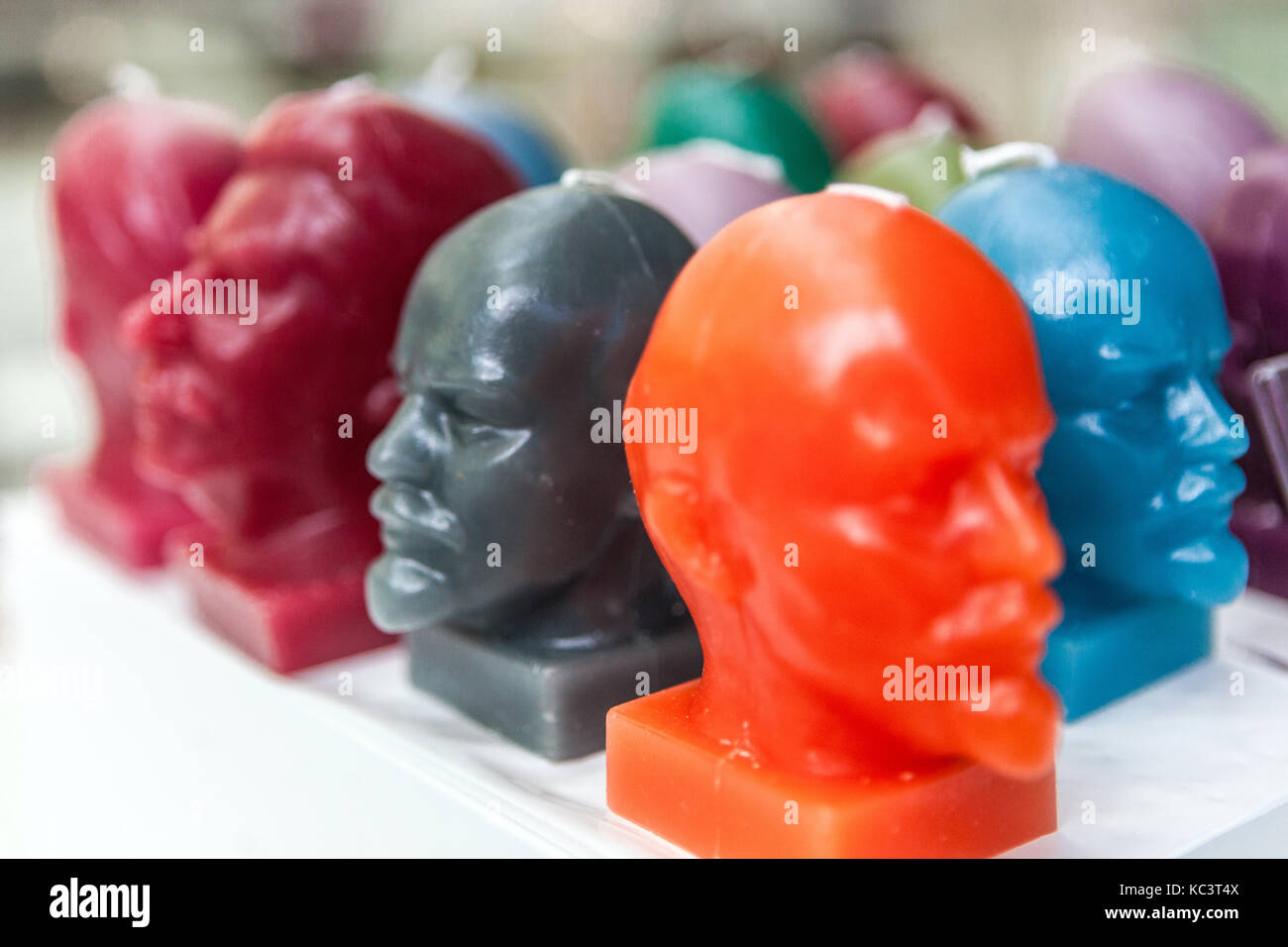 Musée du communisme, la couleur les chefs de Lénine et Staline, bougies, souvenirs, Prague, République Tchèque Banque D'Images