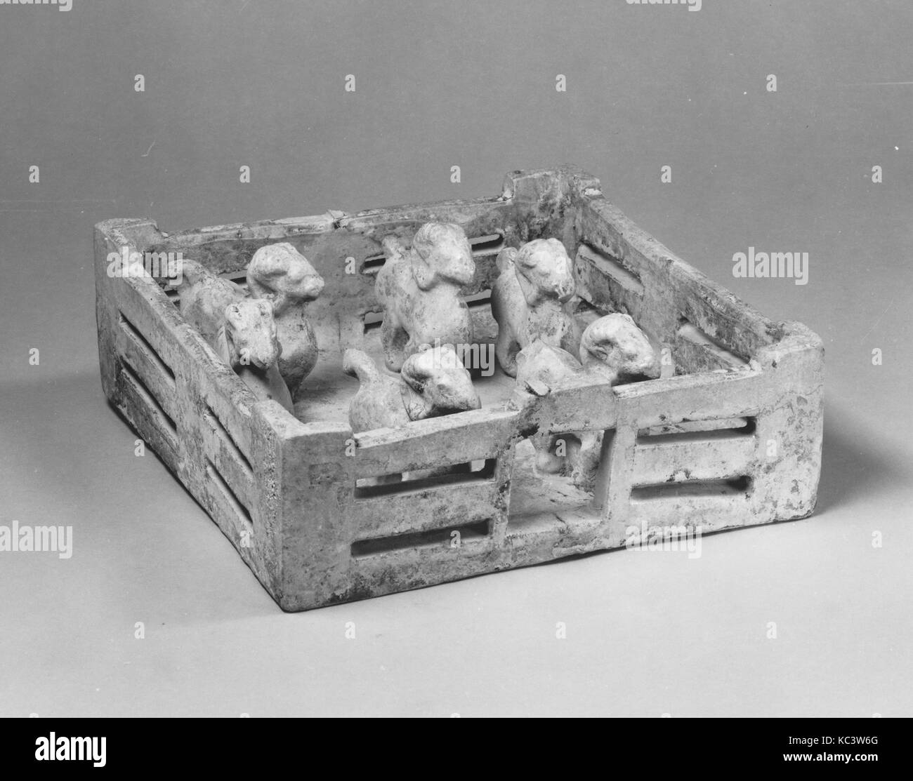 Stylo quadrangulaire avec six béliers, 東漢 鉛綠釉陶明器建築模型 一組（）, dynastie des Han de l'Est (25-220), 1er-début du 3e siècle, la Chine, en faïence avec green Banque D'Images