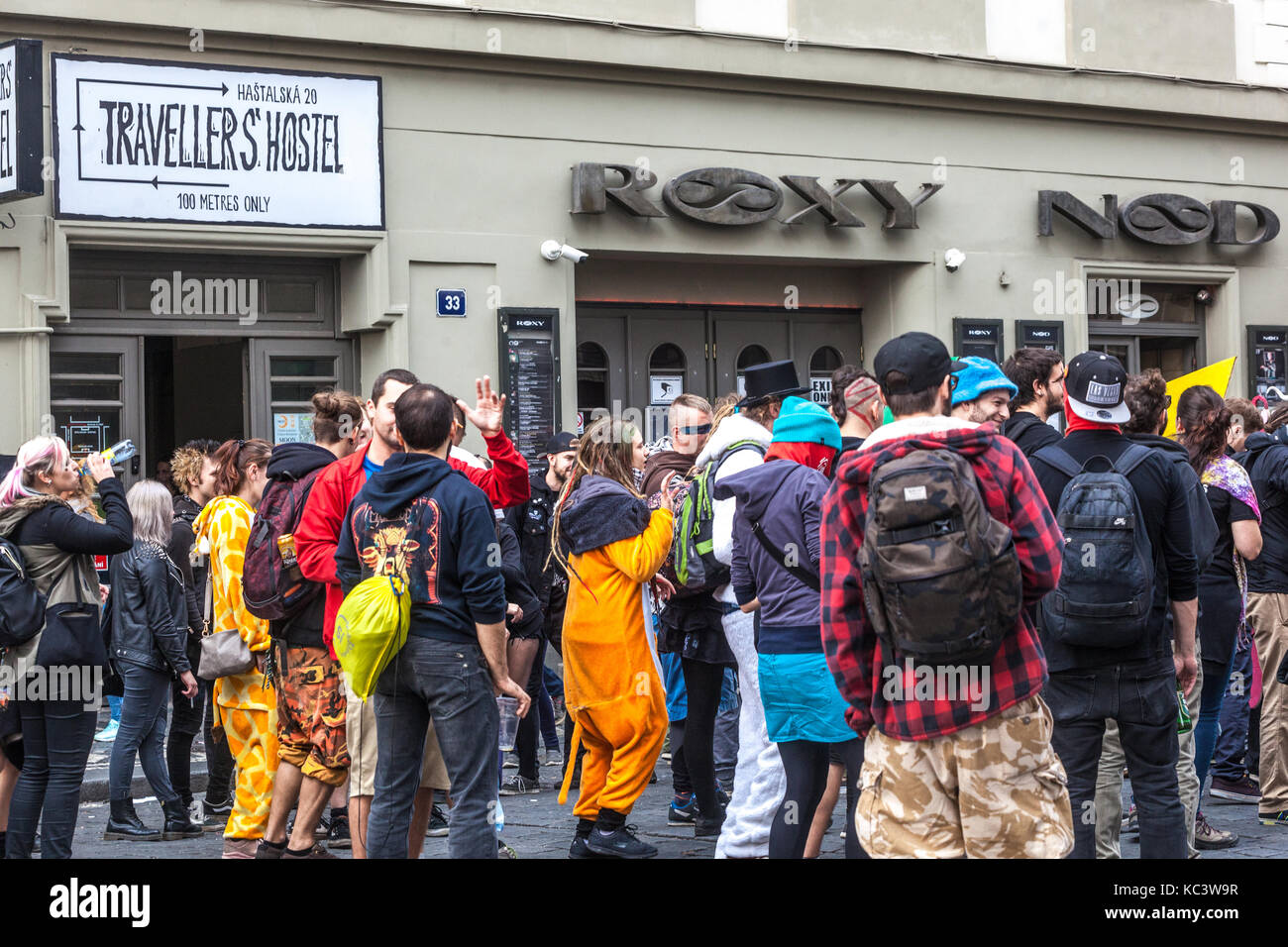 Jeunes devant le Roxy Music Club dans la rue Dlouha, Prague, République tchèque Banque D'Images