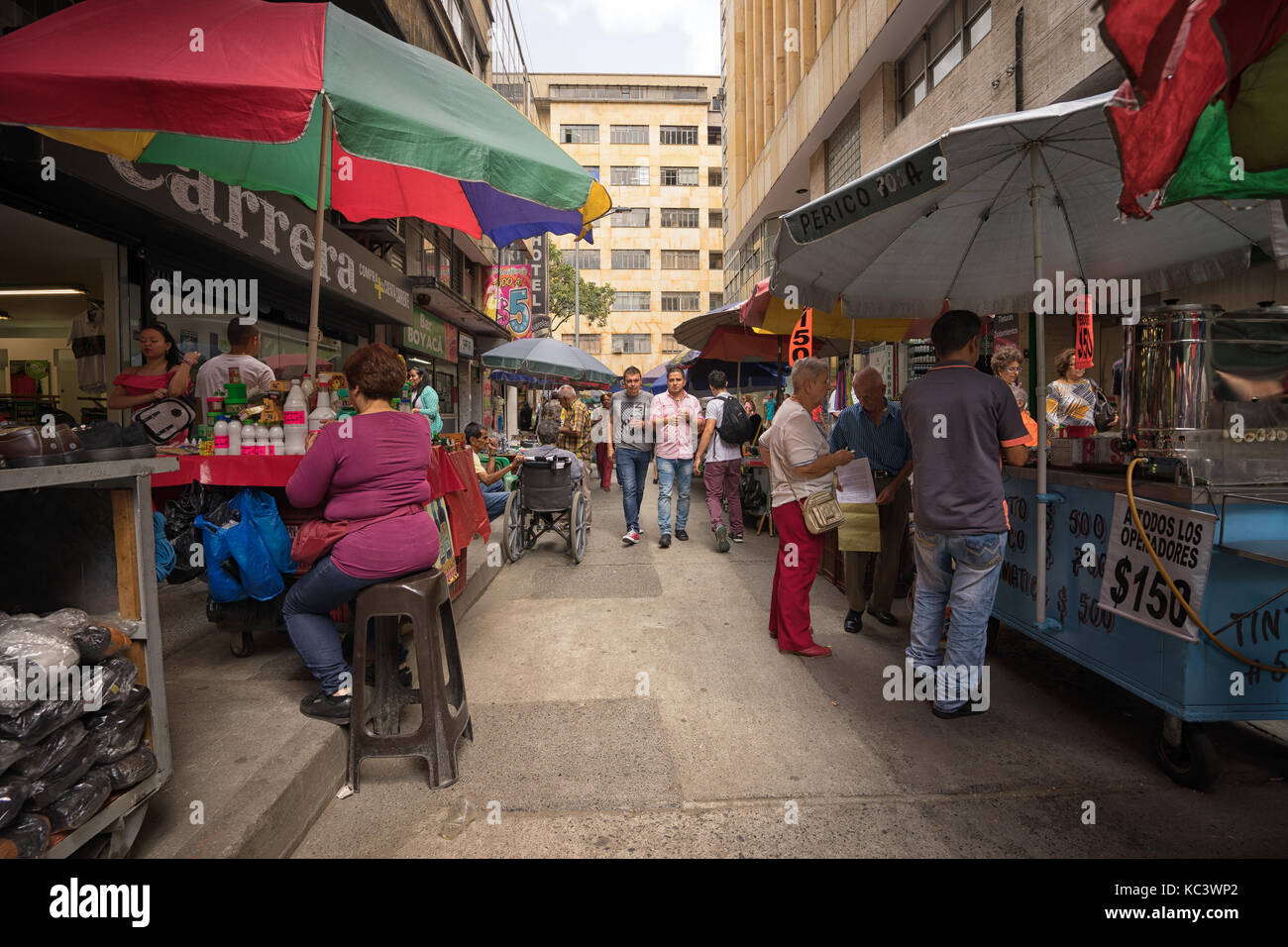 26 septembre 2017 Medellin, Colombie : les vendeurs de rue se remplissent les rues de la "la candelaria" de la ville Banque D'Images