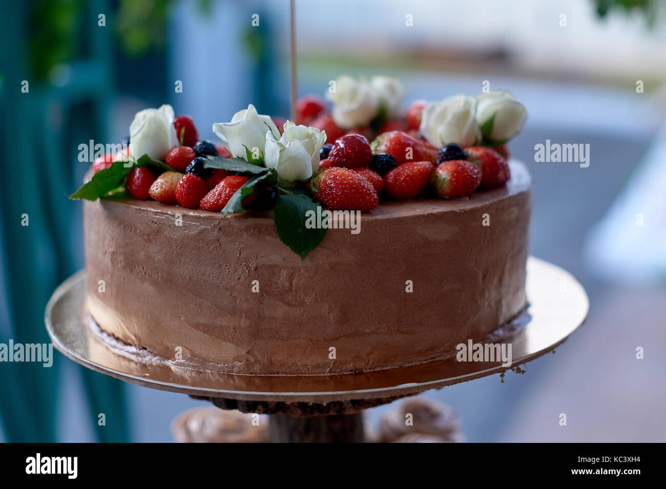 Beau gâteau de mariage avec des fraises sur un support Banque D'Images