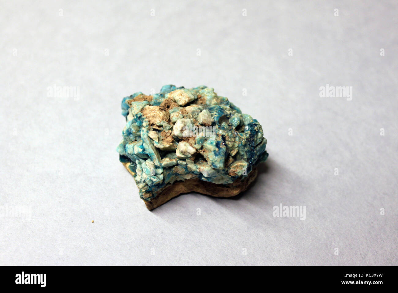 Glaze touffe, 11ème 12ème siècle, fouillé en Iran, Nishapur, fragments de quartz, traces de glaçure, cuivre, liquéfié et respectées Banque D'Images