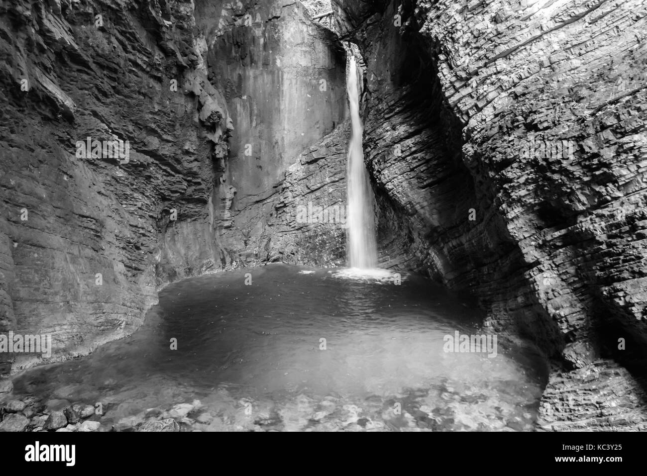 Cascades et jeux d'eau dans les Alpes juliennes. noir et blanc. Banque D'Images